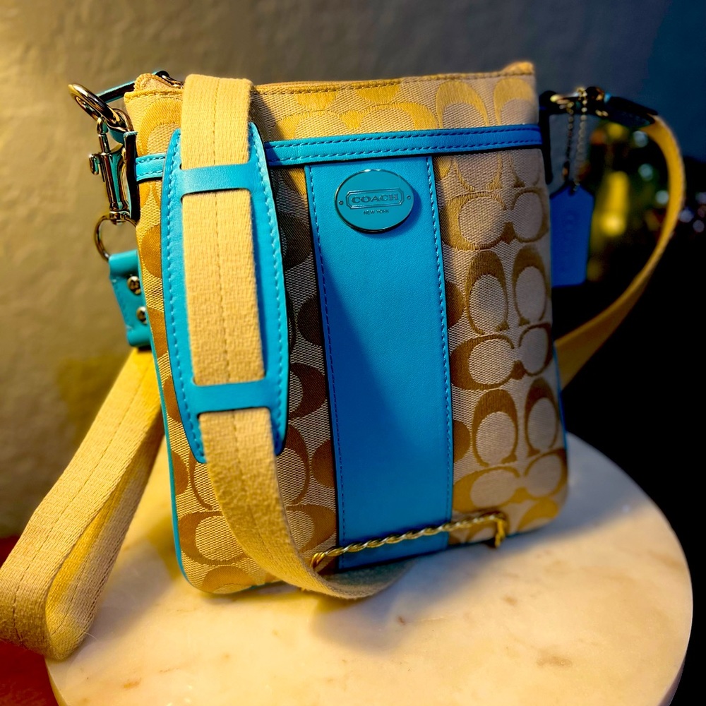 NWOT COACH Signature Kitt Swing
Pack Crossbody Khaki
Blue Stripe Colorblock Bag